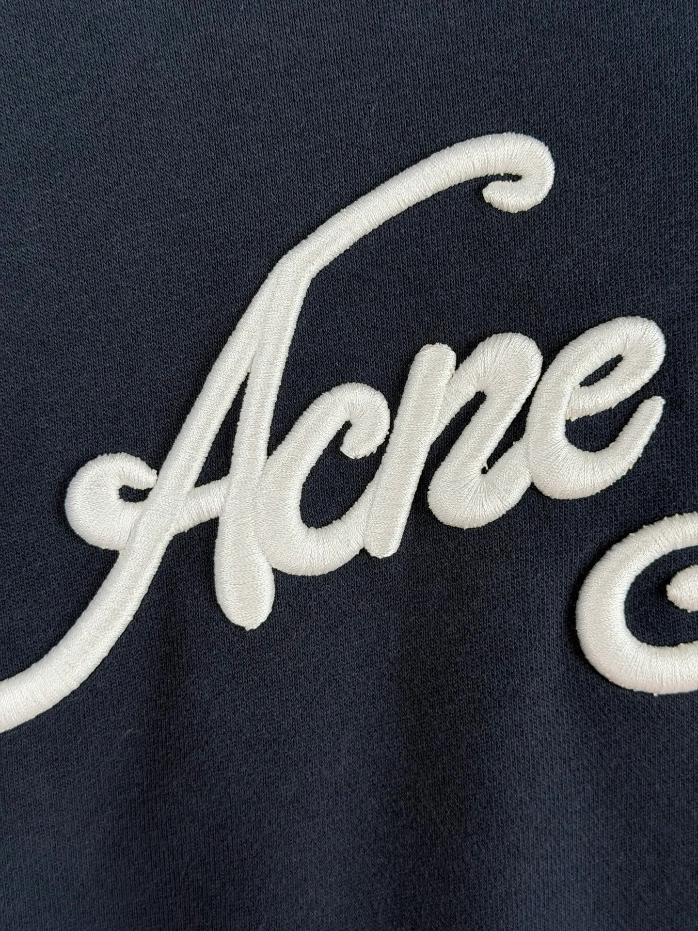 ACNE Studios embroidered logo zipper jacket. Customized cloud velvet double-ply soft cotton. Draped and crisp. The cloud is soft and skin-friendly. It is as quiet and melancholy as the deep sea mist blue. It smudges a collection-level luxury and elegance in silence. The echoing floral embroidery logo on the front and back is embroidered with fine silk thread to create the unique luxury logo totem of Acne Studios. It inherits the minimalist core of Scandinavia and integrates the edge of Retro street trend. The half-zip stand-up collar has a neat and elegant silhouette, redefining the style and aura of light luxury wear. Process 1: Using imported machine embroidery technology, using advanced computer control systems and precision mechanical components to realize the Acne Studios logo work with high precision and smooth and delicate lines. Process 2: The fabrics have been fermented and washed for better hand feel and texture. Not easy to deform, not easy to shrink, not easy to fade, and maintain long-term beauty. Accessories: Customized 1:1 Acne zipper Customized 1:1 Acne trademark Fit: Loose fit Size: S M L XL